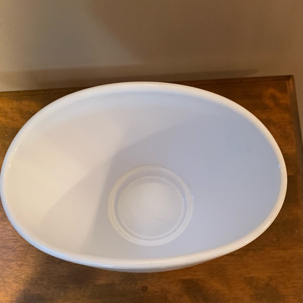 Elegant White Ceramic Bowl - Picture 2 of 4